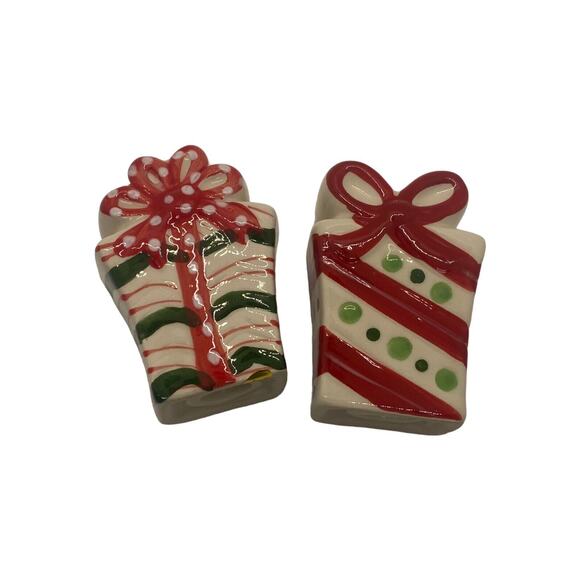 Kirklands Ceramic Wrapped Presents Christmas Gift Salt Pepper Shaker Set NIB - Picture 7 of 8